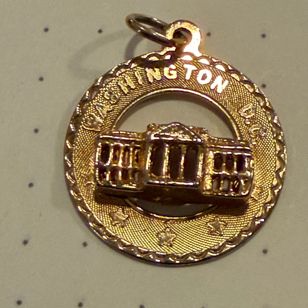 Gold Washington D.C. Pendant - Picture 2 of 7
